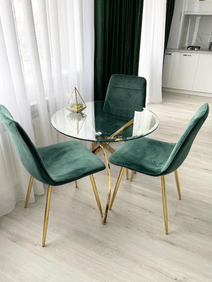Luxury Emerald Apartment *